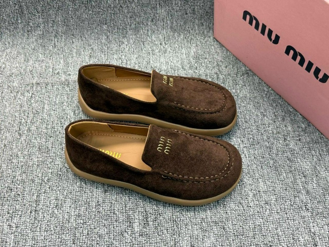 лоферы miu miu,лоферы miu miu на высокий подошве,замшевые лоферы miu miu на высокий подошве и фирменной фурнитурой,замшевые лоферы,