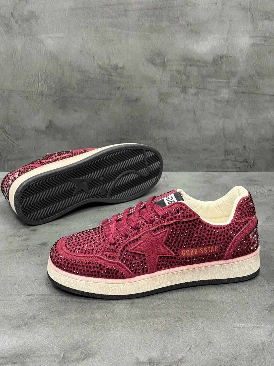 ,женские кроссовки,обуви,стильные женские кроссовки,женская