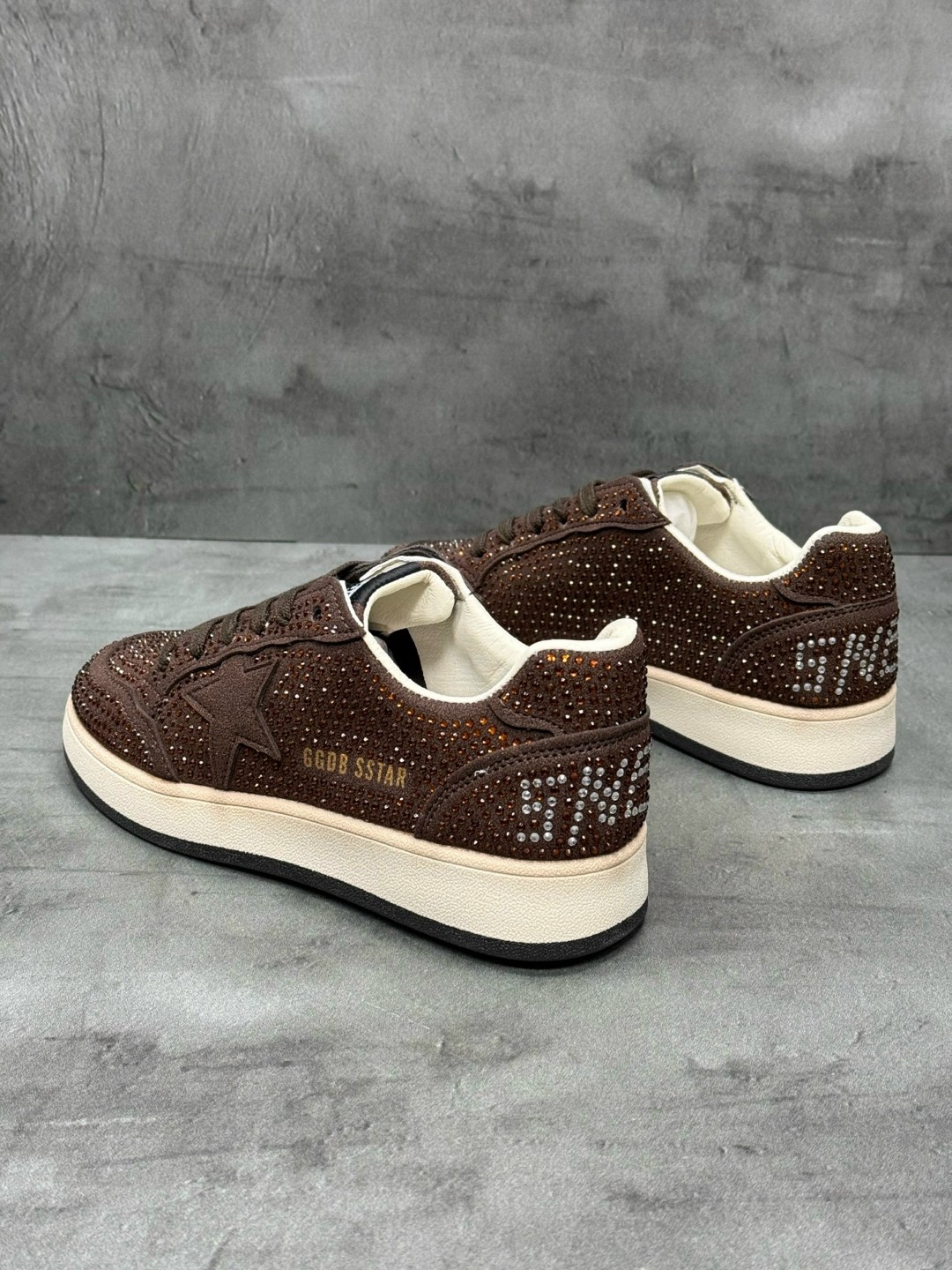 кроссовки golden goose super-star коричневый,лаковые кроссовки golden goose,кроссовки golden goose с пайетками на платформе,,кроссовки golden goose