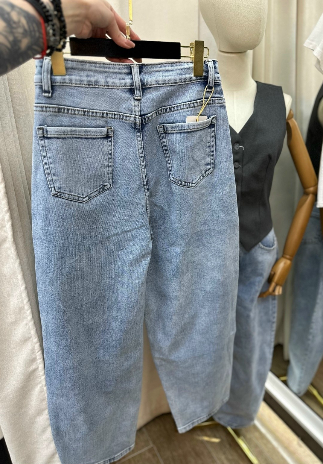 образ с широкими джинсами 2025,стиль одежды,образ с белой рубашкой,джинсы модные