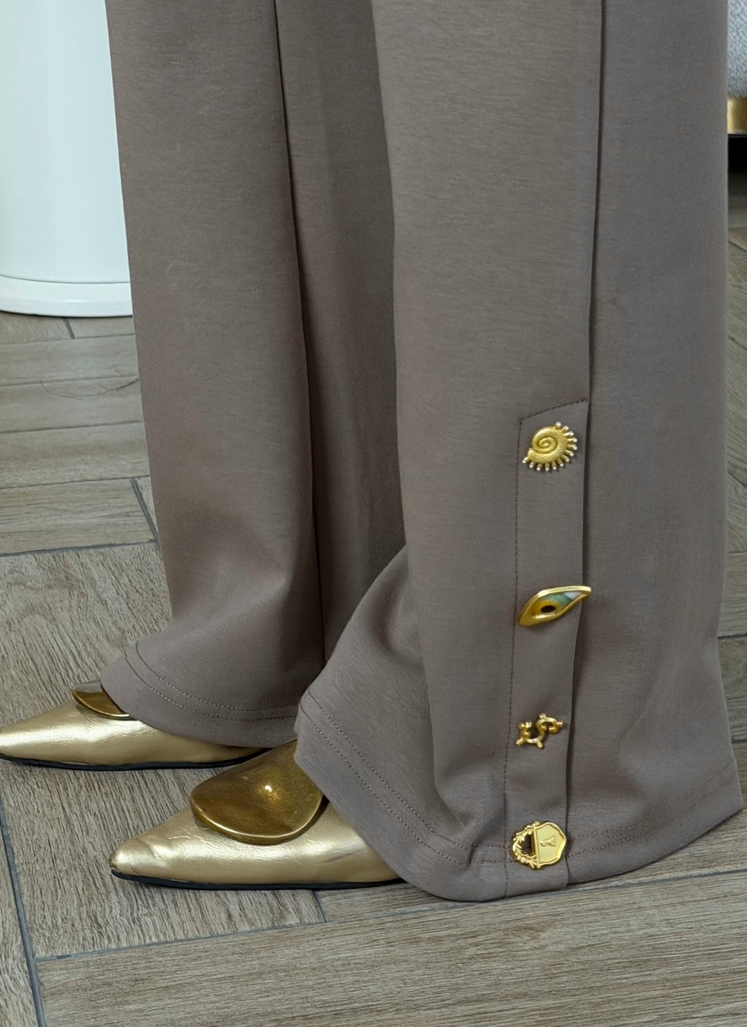 элегантные брюки,модные брюки,широкие брюки,бежевые брюки,повседневные брюки