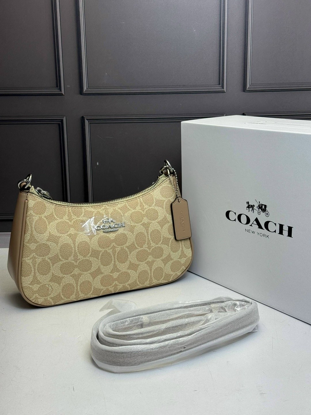 женская сумка coach,сумка coach,сумка белая летняя через плечо coach,сумка coach teri белая кожаная,сумка coach белая