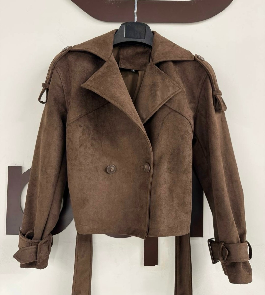 замшевые куртки,куртка косуха замшевая коричневая с поясом tadari,классическая коричневая замшевая женская куртка с поясом,кожаная куртка,куртка замшевая женская