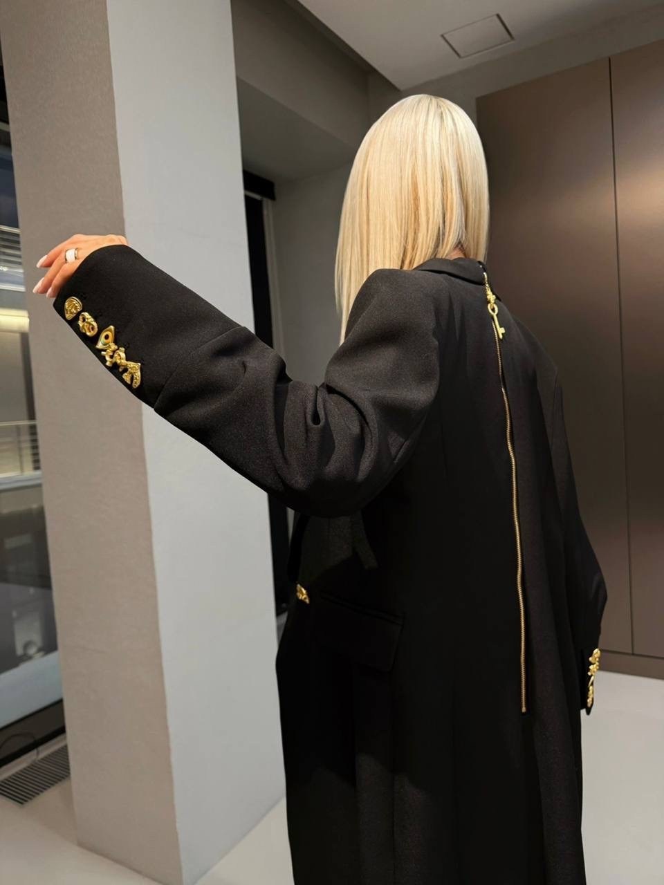 платье пиджак удлиненное,платье пиджак длинное черное,женское платье-пиджак balmain чёрного цвета,платье-пиджак,платье пиджак макси