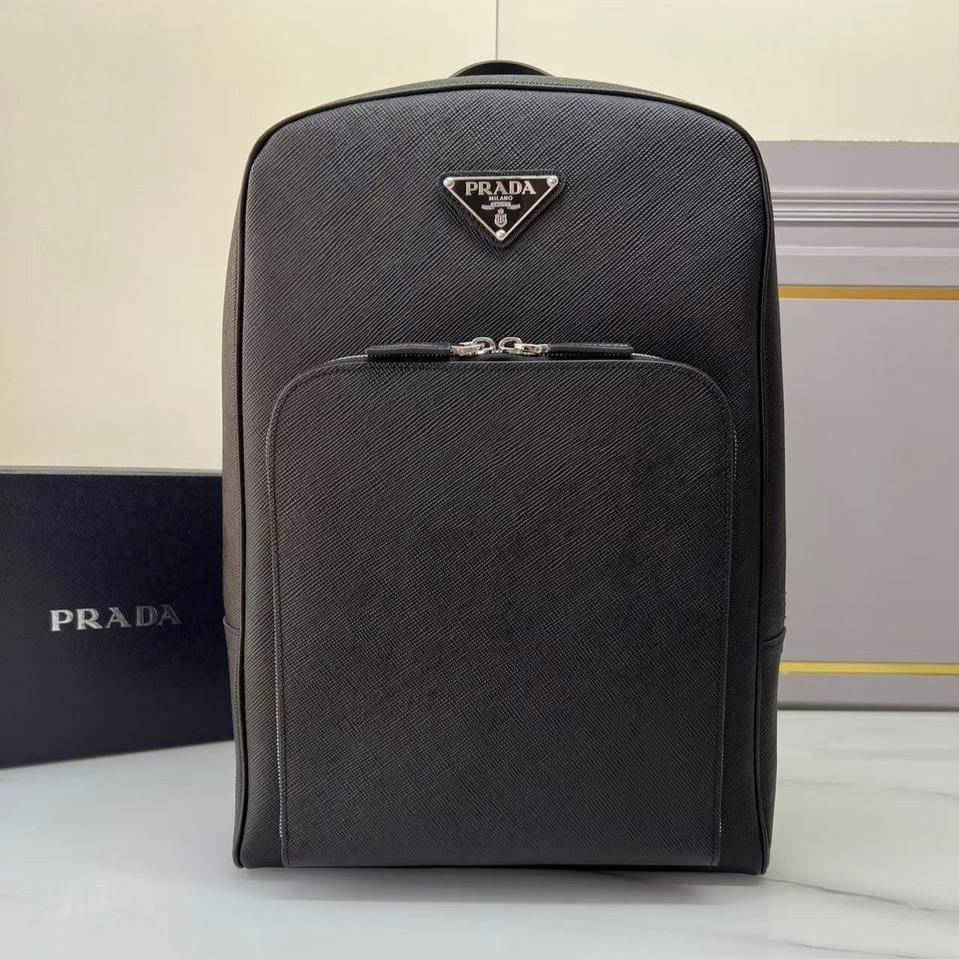 рюкзак прада кожаный,рюкзак прада,prada рюкзак из сафьяновой кожи с логотипом черный,рюкзак кожаный мужской,prada рюкзак из сафьяновой кожи