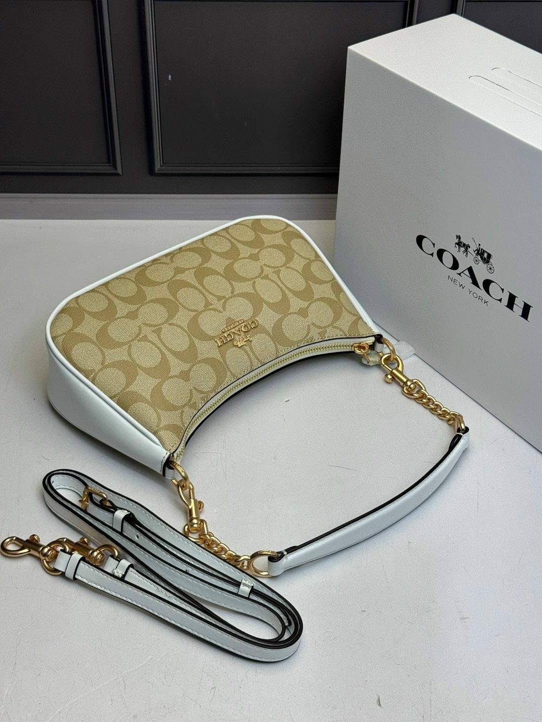 женская сумка coach,сумка coach,сумка белая летняя через плечо coach,сумка coach teri белая кожаная,сумка coach белая