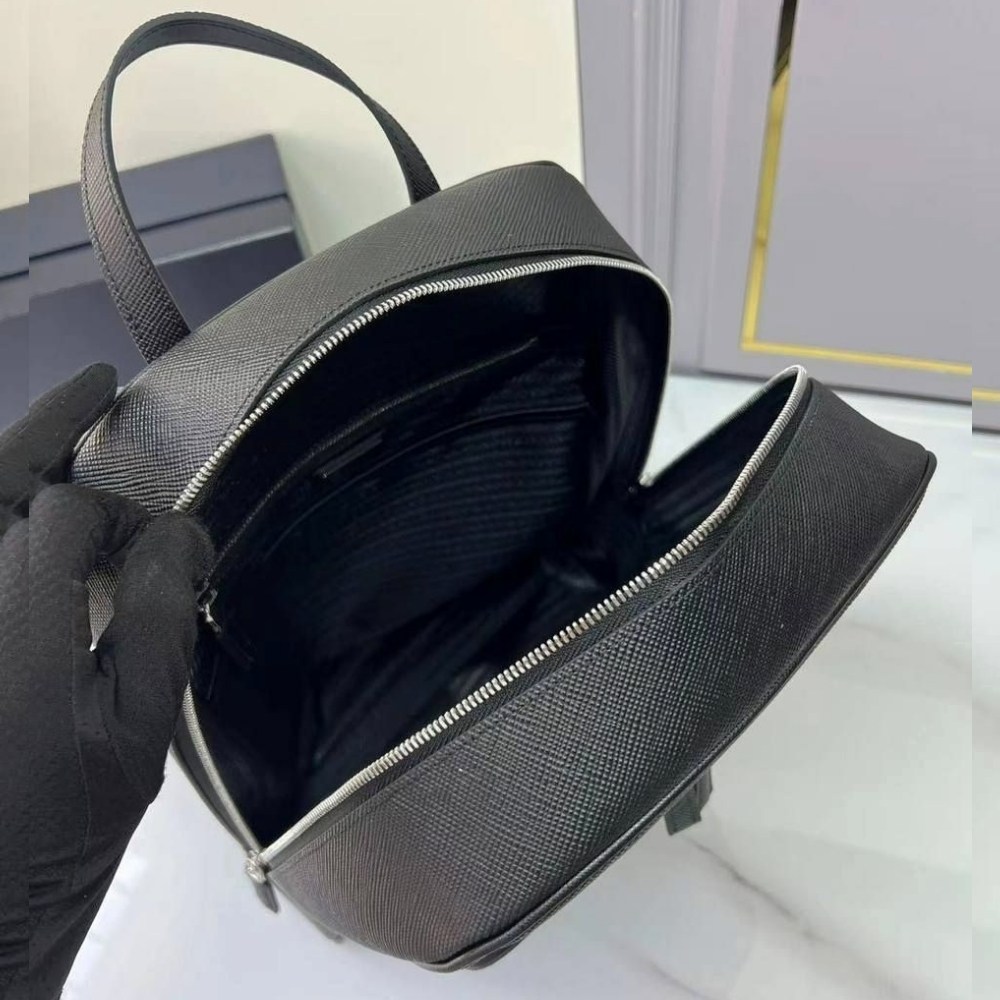 рюкзак прада кожаный,рюкзак прада,prada рюкзак из сафьяновой кожи с логотипом черный,рюкзак кожаный мужской,prada рюкзак из сафьяновой кожи