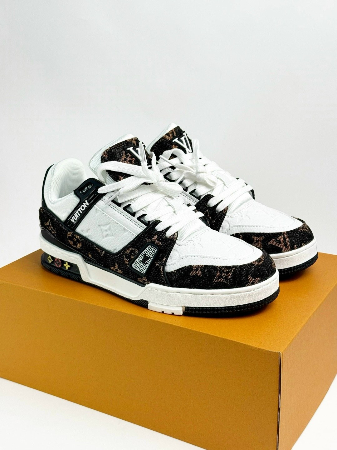 кроссовки louis vuitton trainer,кроссовки louis vuitton,кроссовки луи виттон,мужские кожаные кроссовки louis vuitton trainer белые с черным,кроссовки луи виттон женские