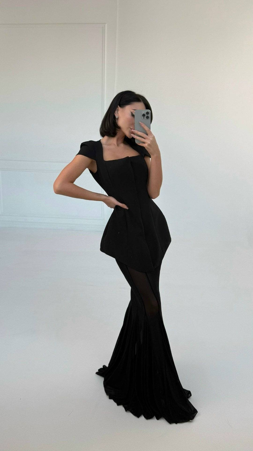 вечерние платья,длинное вечернее платье,черное вечернее платье,черное полупрозрачное платье,роскошное вечернее платье с открытыми плечами