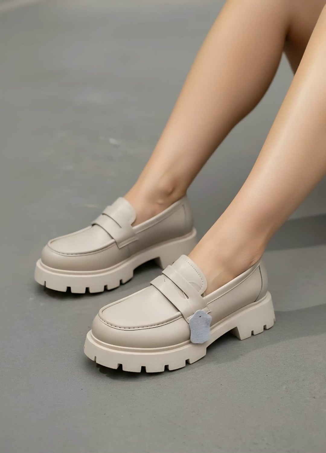 ,бежевые лоферы,лоферы женские,лоферы закрытые, женская