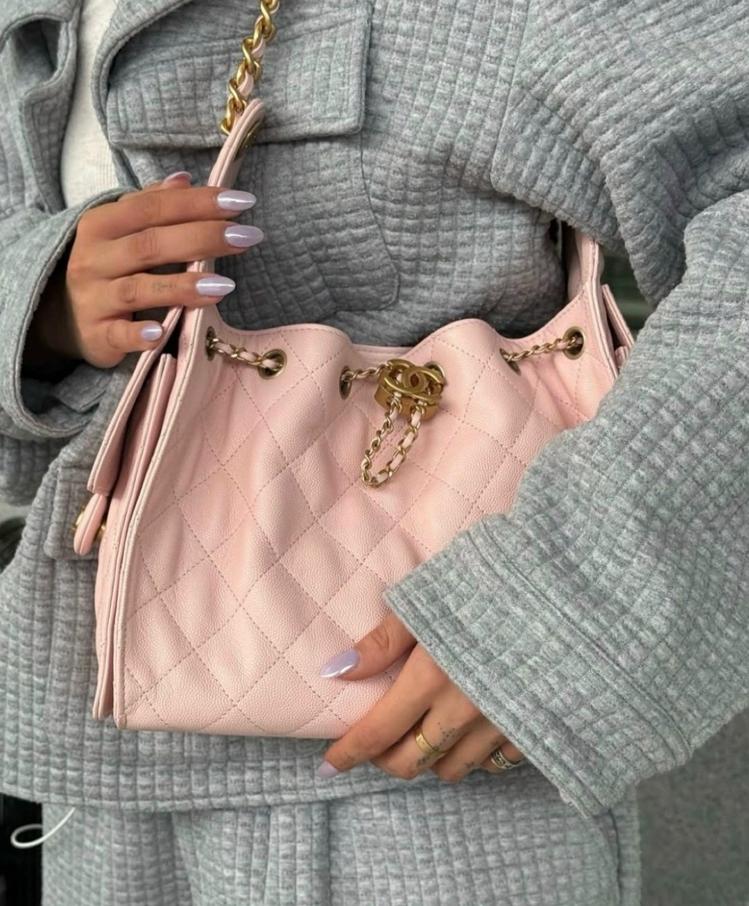 сумка chanel,chanel белая кожаная сумка тоут,chanel белая кожаная сумка через плечо для женщин,chanel белая кожаная сумка тоут 25 для женщин,сумка chanel через плечо с цепочкой