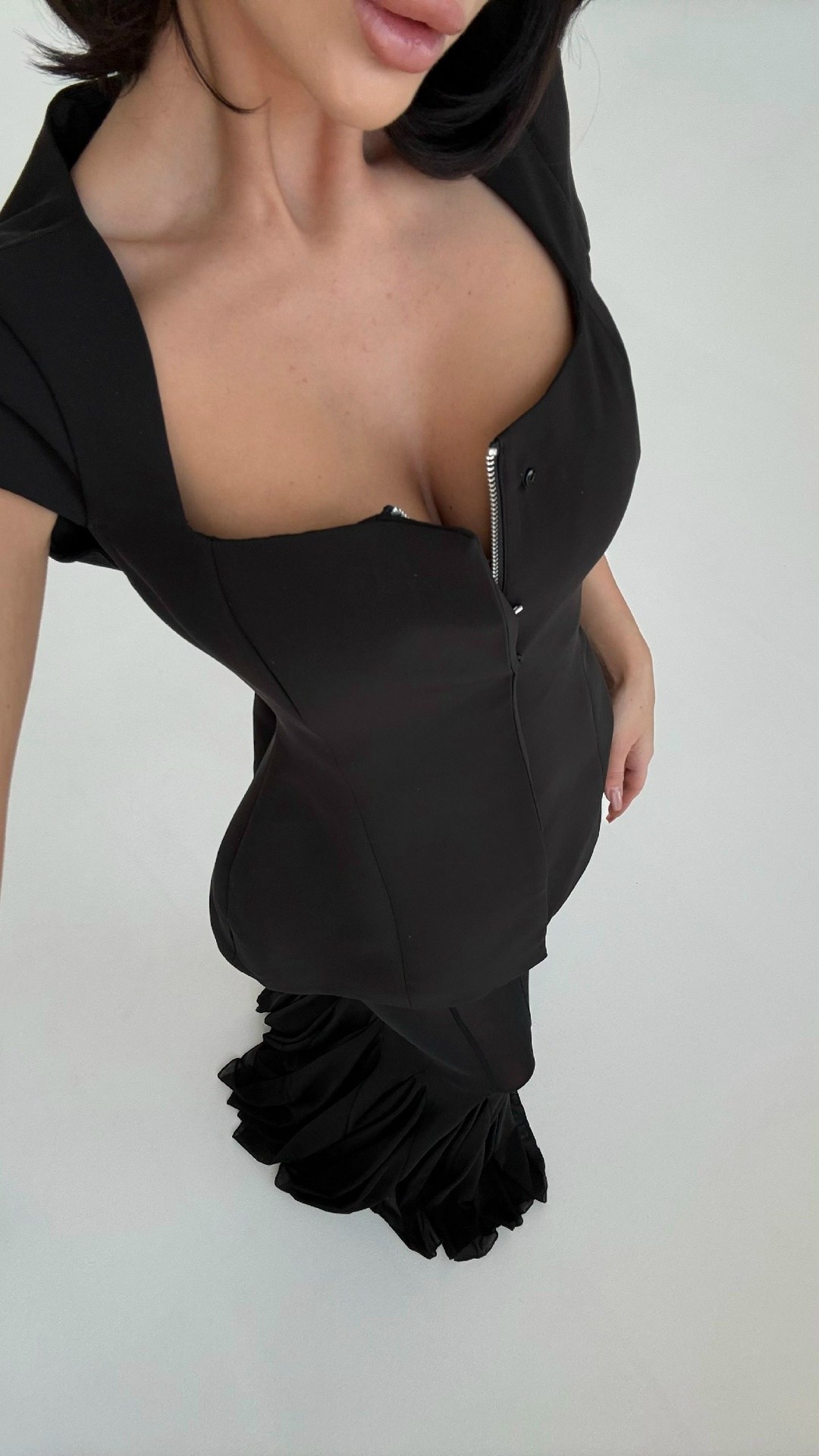 вечерние платья,длинное вечернее платье,черное вечернее платье,черное полупрозрачное платье,роскошное вечернее платье с открытыми плечами