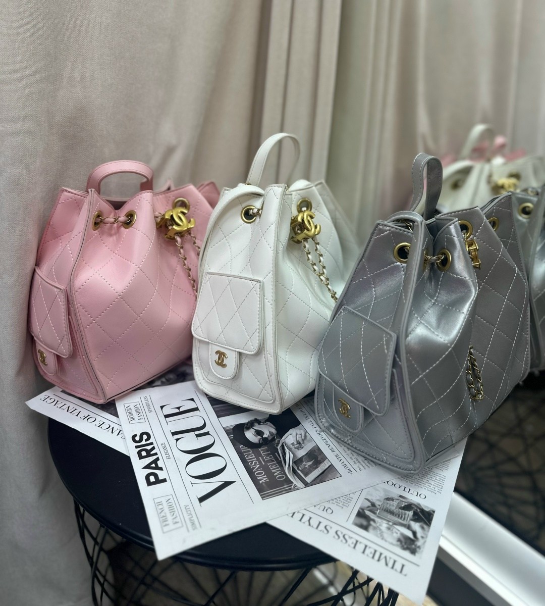 сумка chanel,chanel белая кожаная сумка тоут,chanel белая кожаная сумка через плечо для женщин,chanel белая кожаная сумка тоут 25 для женщин,сумка chanel через плечо с цепочкой