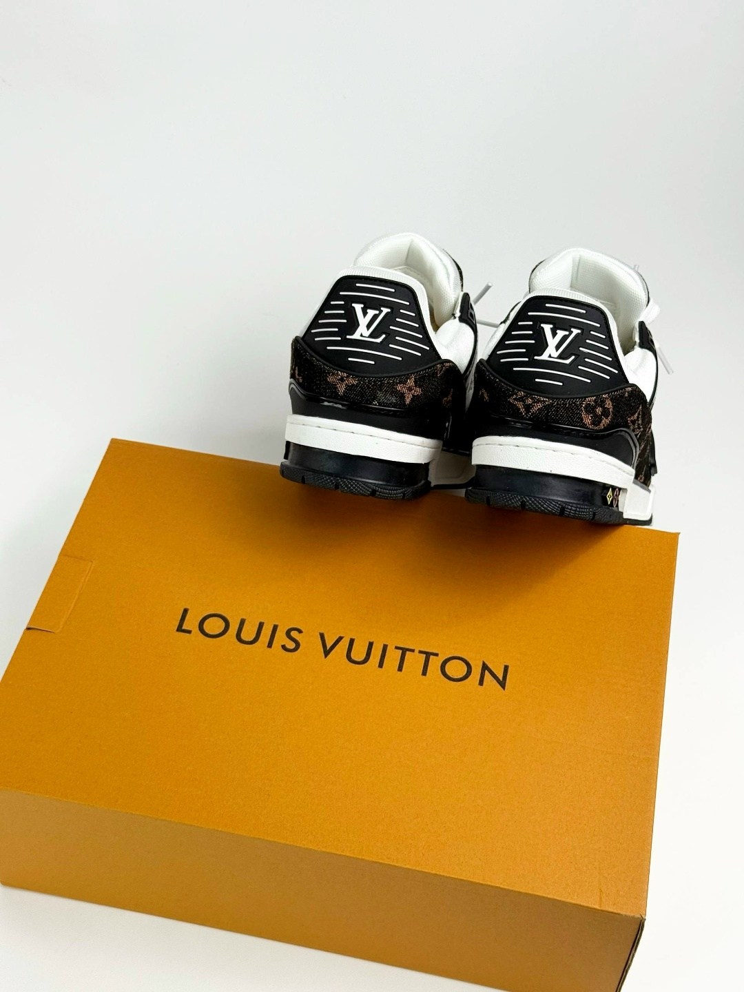 кроссовки louis vuitton trainer,кроссовки louis vuitton,кроссовки луи виттон,мужские кожаные кроссовки louis vuitton trainer белые с черным,кроссовки луи виттон женские