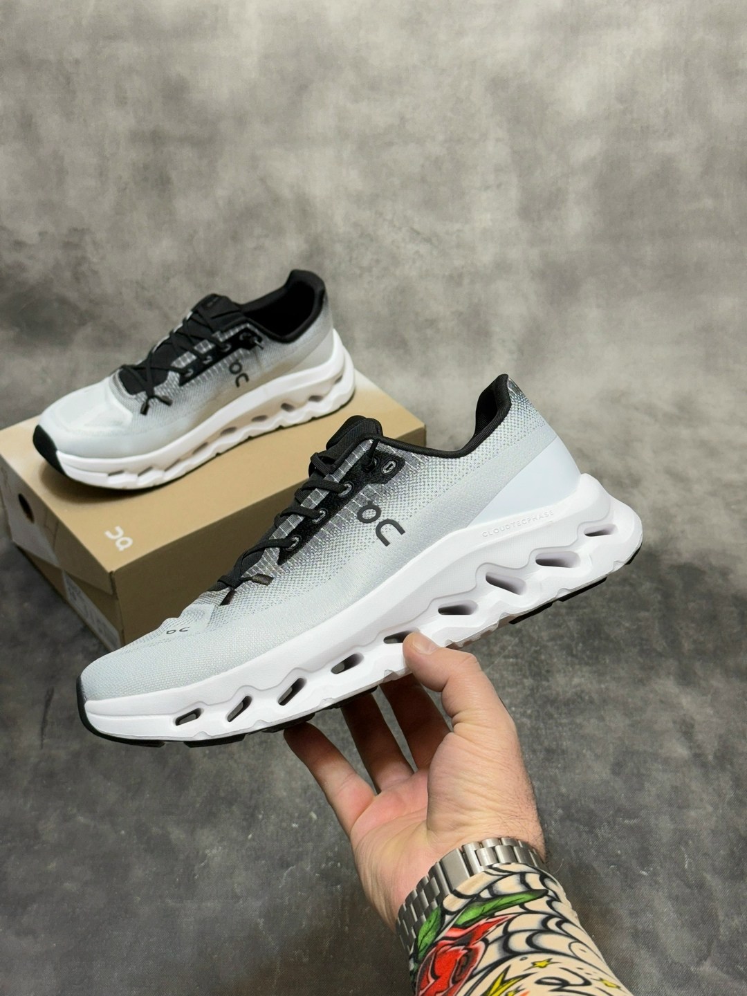 кроссовки cloudmonster бело-серый on,кроссовки on cloudtilt 'black ivory' белый/черный,кроссовки,дышащие кроссовки,женские кроссовки