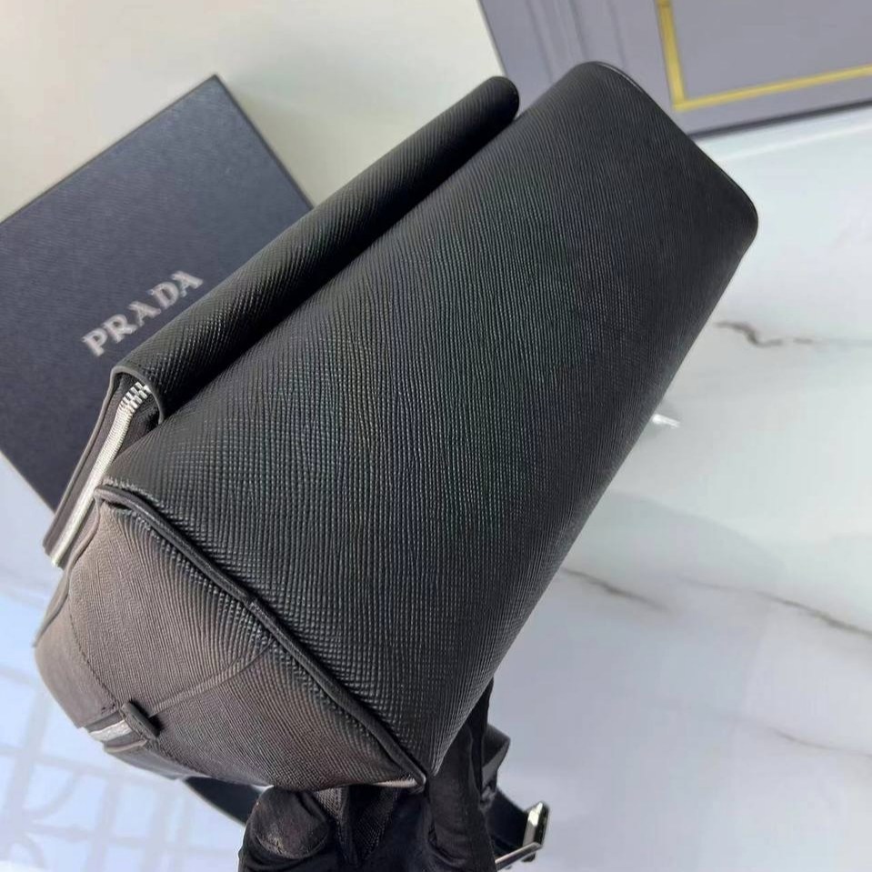 рюкзак прада кожаный,рюкзак прада,prada рюкзак из сафьяновой кожи с логотипом черный,рюкзак кожаный мужской,prada рюкзак из сафьяновой кожи