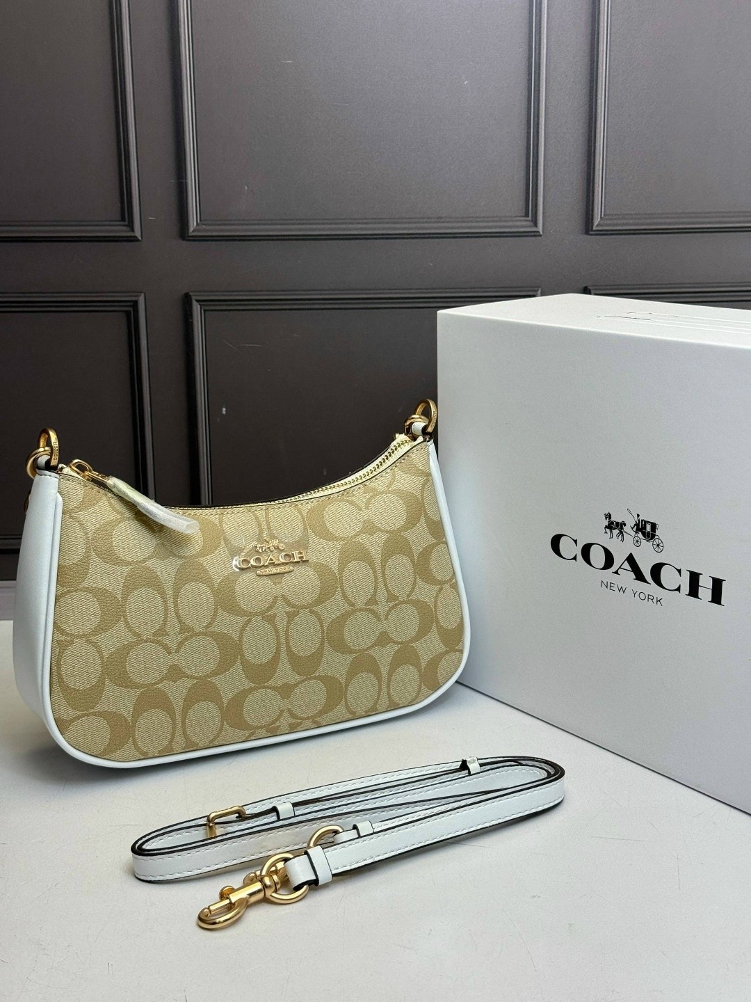 женская сумка coach,сумка coach,сумка белая летняя через плечо coach,сумка coach teri белая кожаная,сумка coach белая