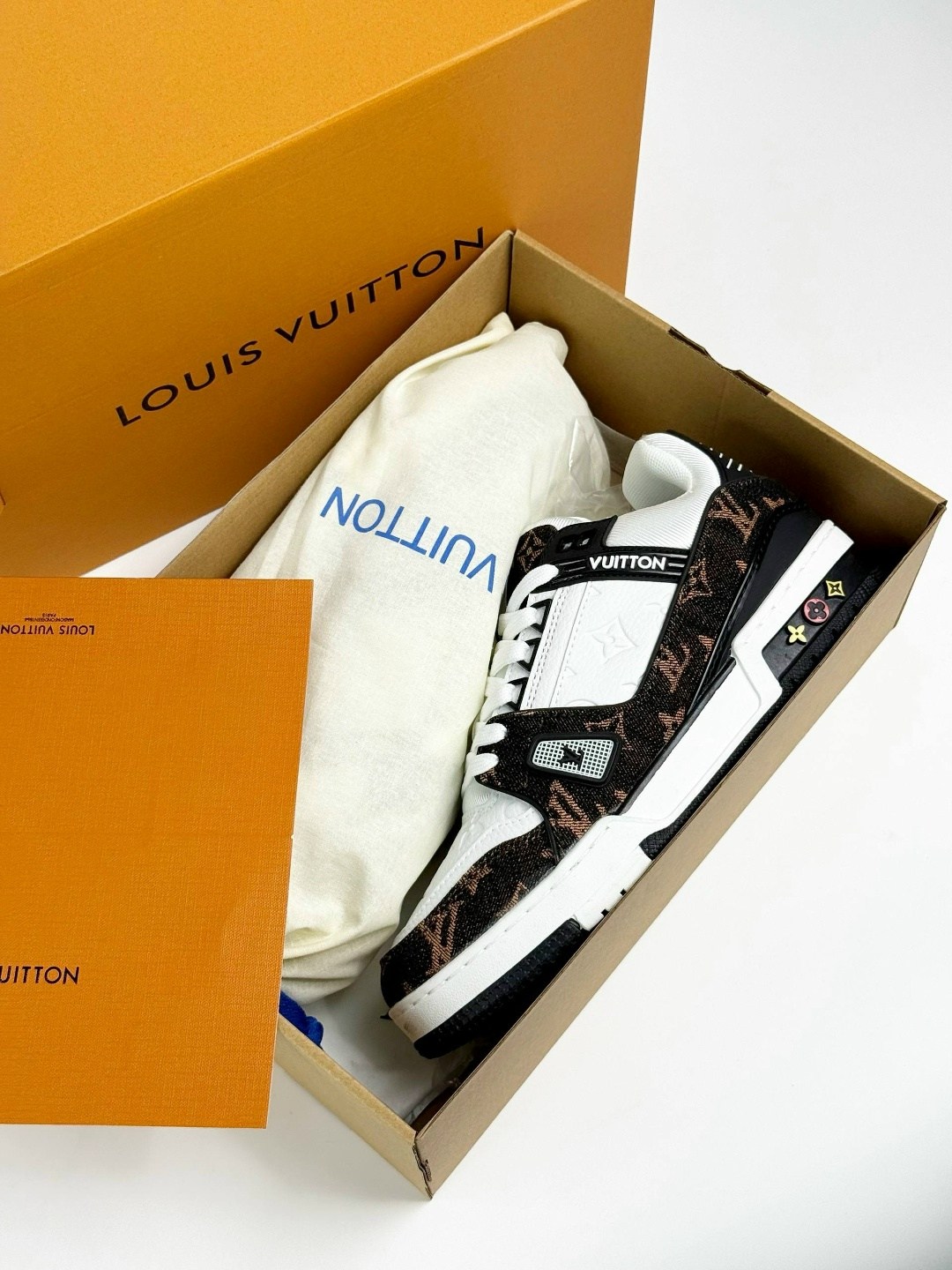 кроссовки louis vuitton trainer,кроссовки louis vuitton,кроссовки луи виттон,мужские кожаные кроссовки louis vuitton trainer белые с черным,кроссовки луи виттон женские