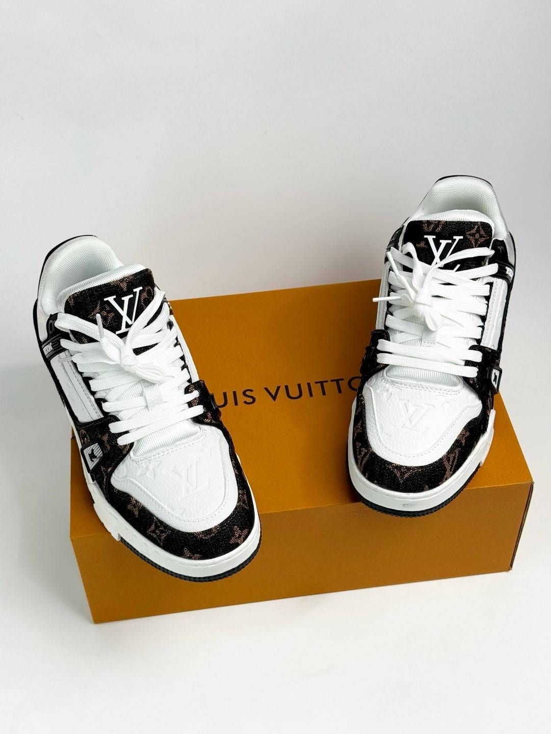 кроссовки louis vuitton trainer,кроссовки louis vuitton,кроссовки луи виттон,мужские кожаные кроссовки louis vuitton trainer белые с черным,кроссовки луи виттон женские