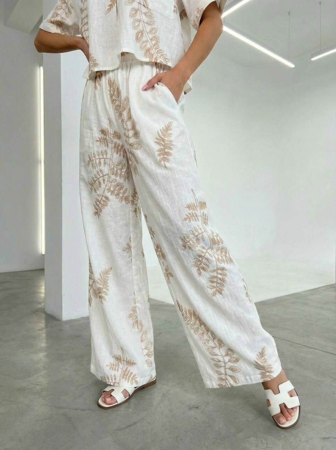 the couture club — бежевые широкие брюки с логотипом в тон,костюм женский,летние костюмы,костюм комплекты,брючный костюм летний