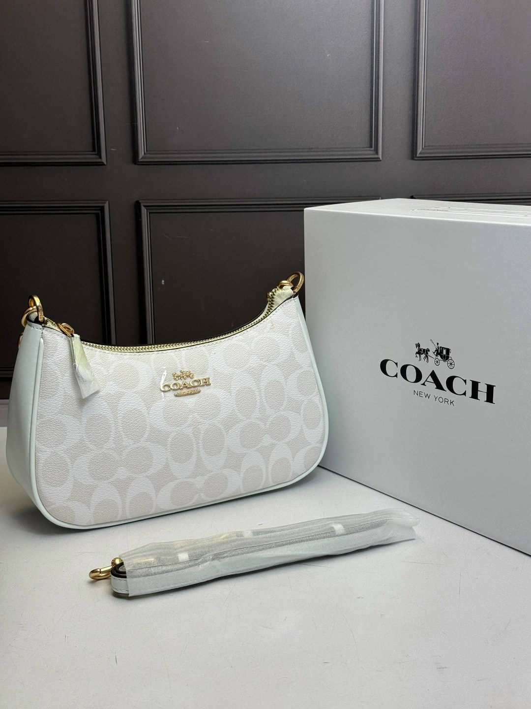 женская сумка coach,сумка coach,сумка белая летняя через плечо coach,сумка coach teri белая кожаная,сумка coach белая