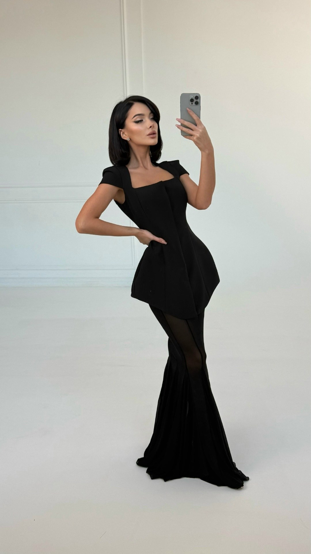 вечерние платья,длинное вечернее платье,черное вечернее платье,черное полупрозрачное платье,роскошное вечернее платье с открытыми плечами