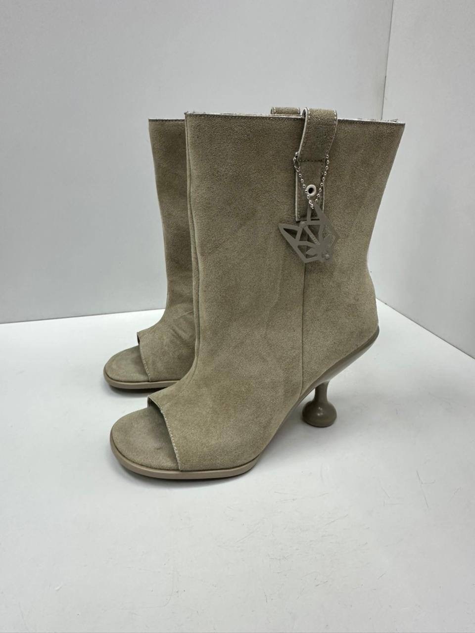 бежевые замшевые ботильоны,,модные ботильоны,женские ботильоны,женские ботильоны из искусственной замши