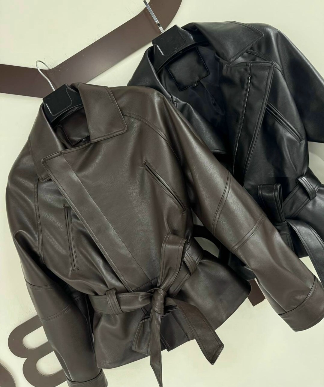 кожаная куртка женская hers 52726 коричневая m,женская кожаная куртка,кожаная куртка,женская куртка из искусственной кожи,куртка с поясом