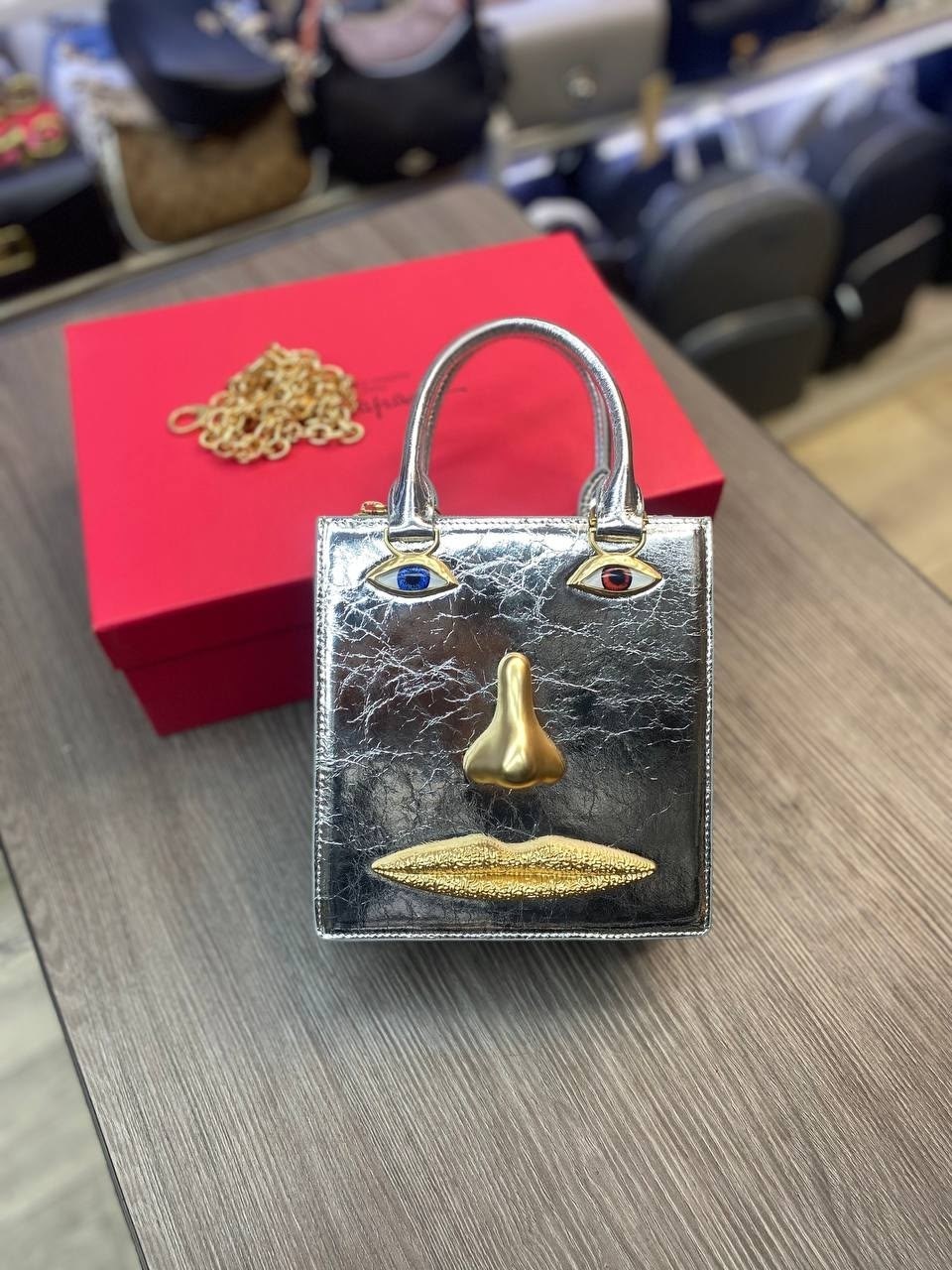 сумка-тоут schiaparelli,сумка schiaparelli,сумка женская schiaparelli,бархатная сумка для глаз schiaparelli premium sense demon,сумка schiaparelli натуральная кожа