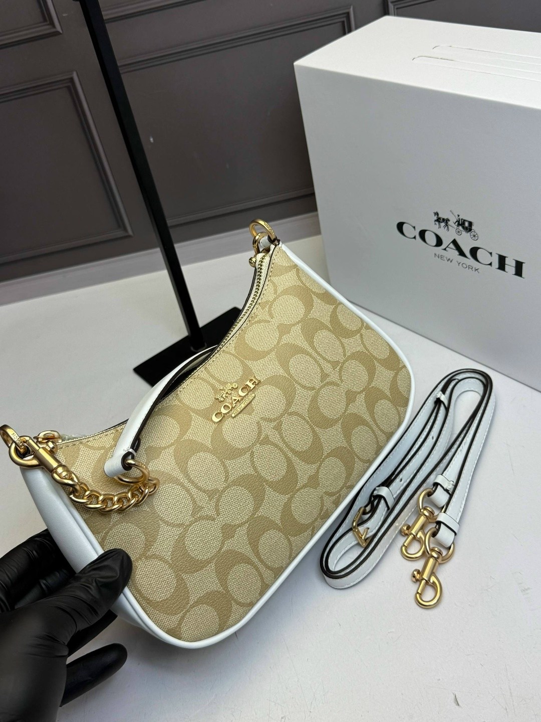 женская сумка coach,сумка coach,сумка белая летняя через плечо coach,сумка coach teri белая кожаная,сумка coach белая