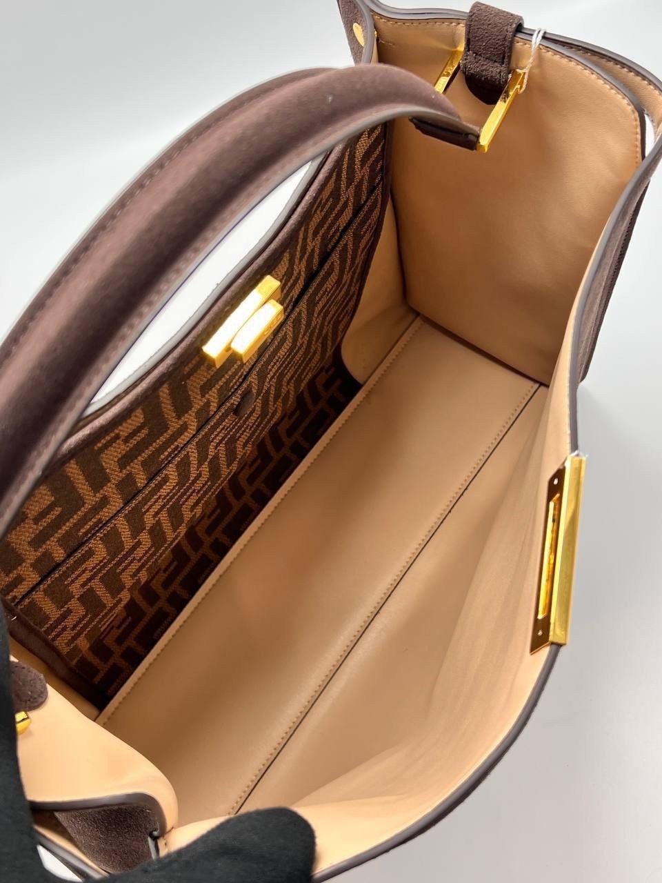 сумка fendi peekaboo замшевая,fendi сумка,замшевая сумка fendi женская,женская сумка fendi peekaboo черная,сумка женская fendi (beige) замша