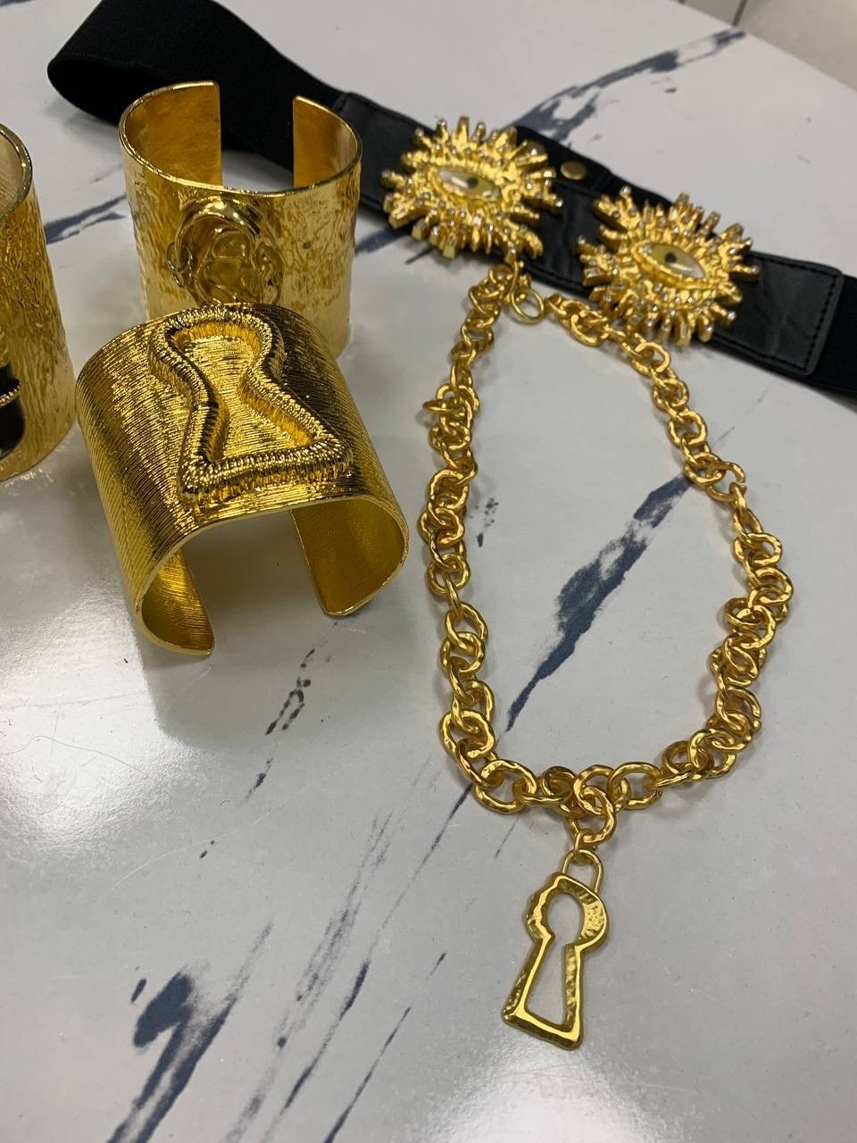украшения браслеты,широкие браслеты,украшения ювелирные,золотые украшения для женщин,браслет версаче женский