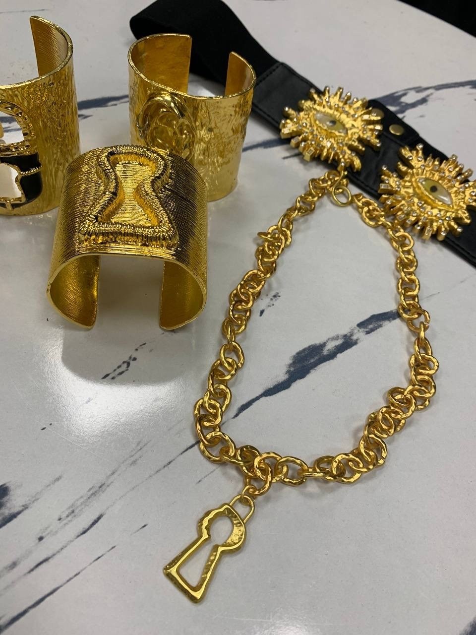 украшения браслеты,широкие браслеты,украшения ювелирные,золотые украшения для женщин,браслет версаче женский