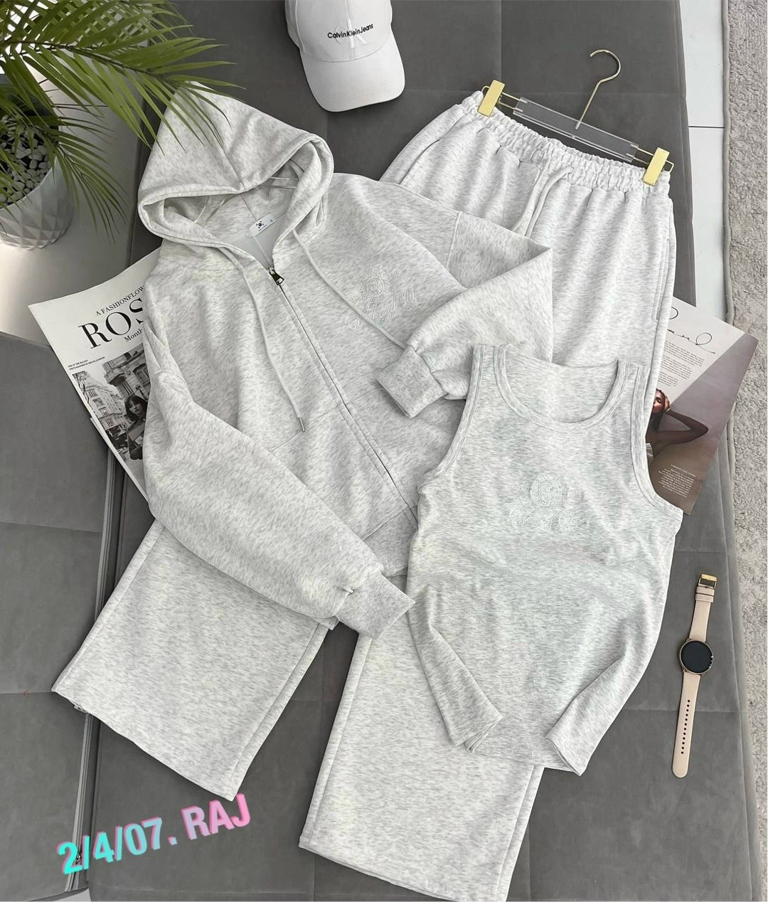 стильный спортивный костюм двойка miu miu,костюм женский спортивный,женский красный костюм miu miu,спортивный костюм,костюм женские спортивные костюмы