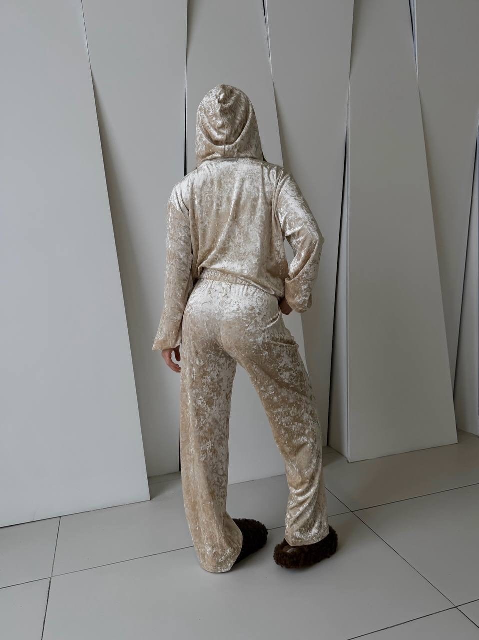 велюровый костюм,велюровый костюм женский,велюровый костюм 2026,костюм бежевый,женский костюм