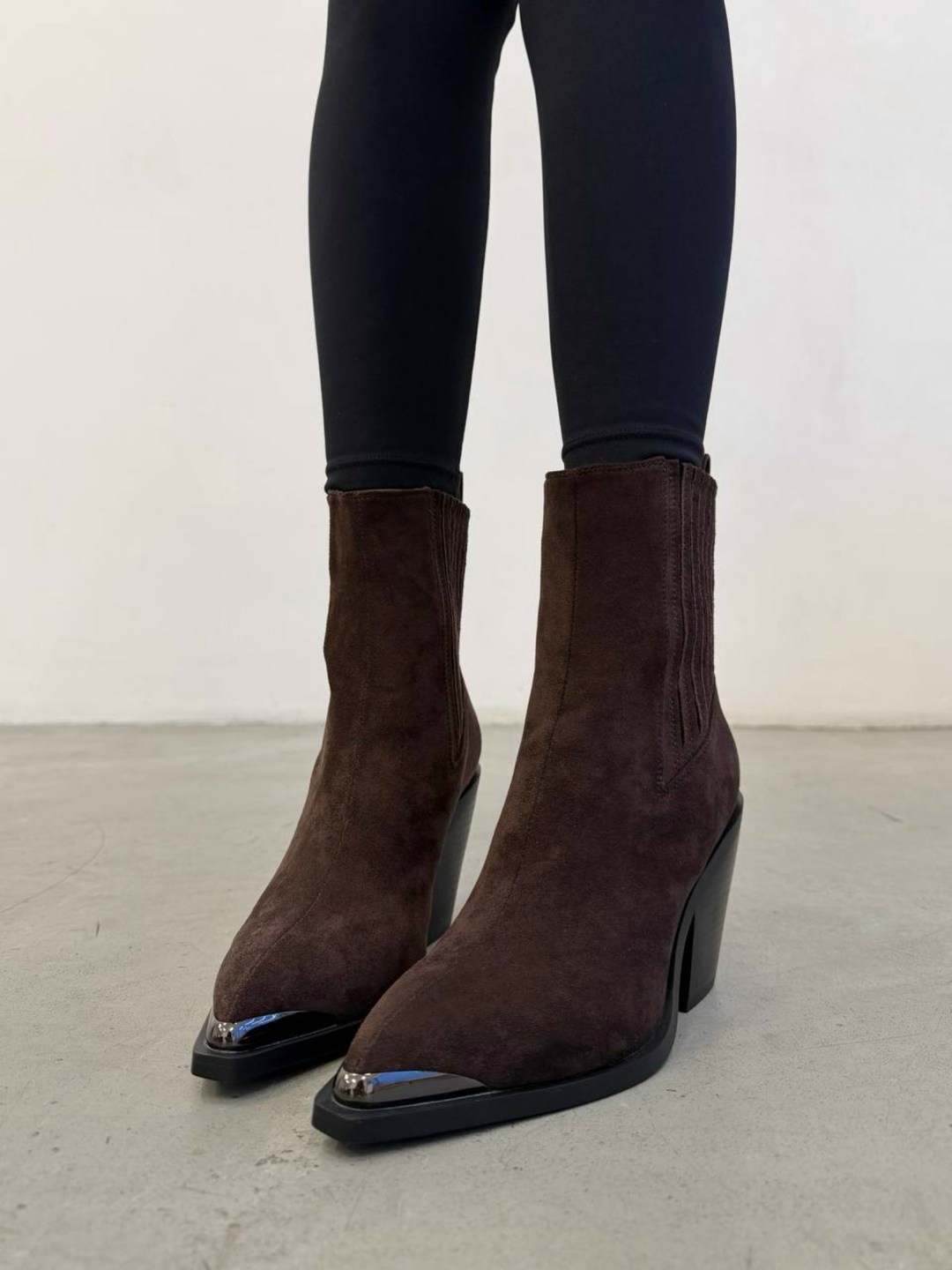 ,ботинки казаки замшевые демисезонные на каблуке коричневые,ботильоны казаки,женская ,ботильоны казаки из натуральной замши araz