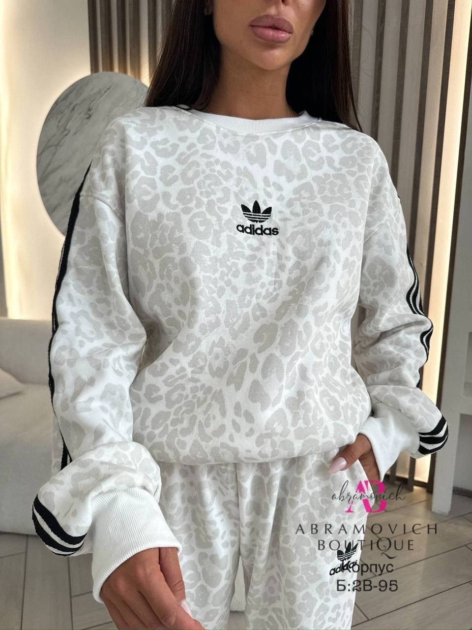 женский костюм adidas белого цвета,костюм от бренда,спортивный костюм,женский спортивный костюм,спортивный женский костюм adidas