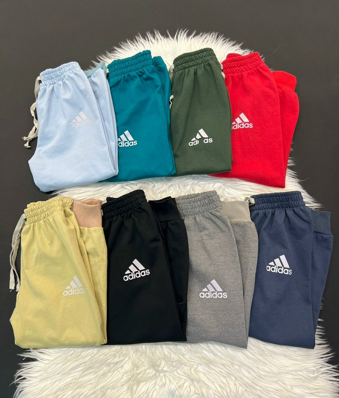 спортивные брюки свободного кроя adidas, зеленый,брюки спортивные adidas,спортивные штаны adidas,спортивные штаны на флисе женские,спортивные штаны