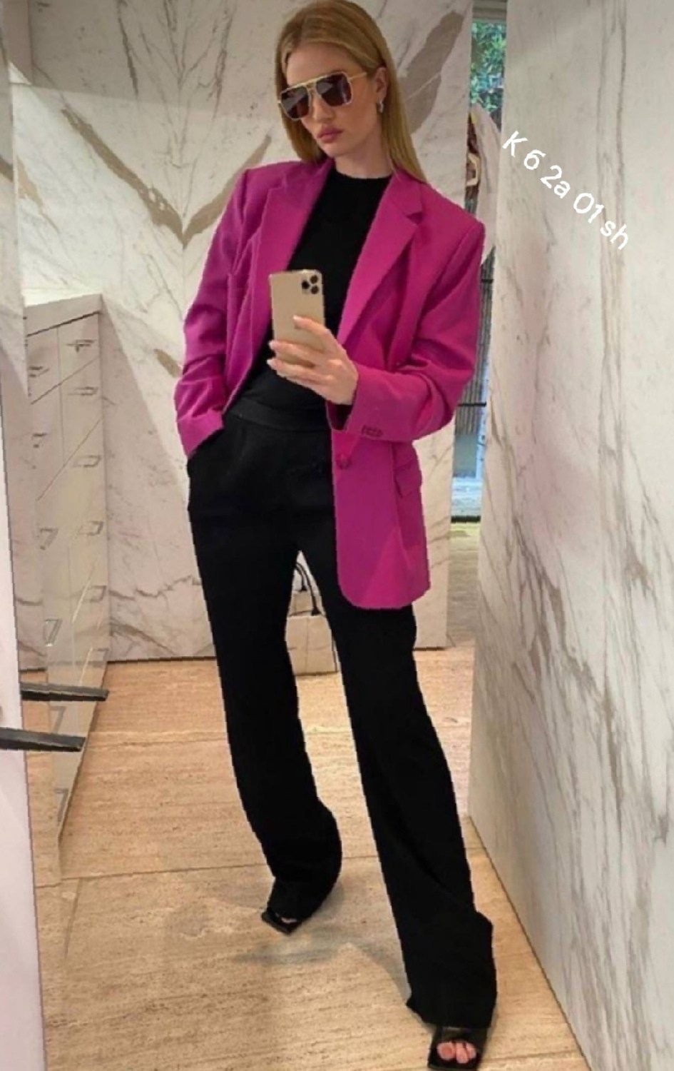 брючный костюм,брючный костюм женский,розовый пиджак,роузи хантингтон-уайтли стиль одежды