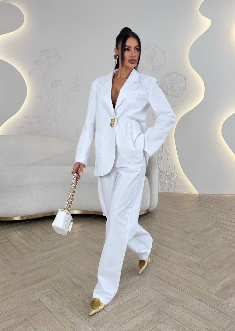 белый брючный костюм,брючный костюм,брючный костюм палаццо женский белый,белый брючный костюм женский,классический брючный костюм с прямым жакетом и брюками палаццо в белом цвете