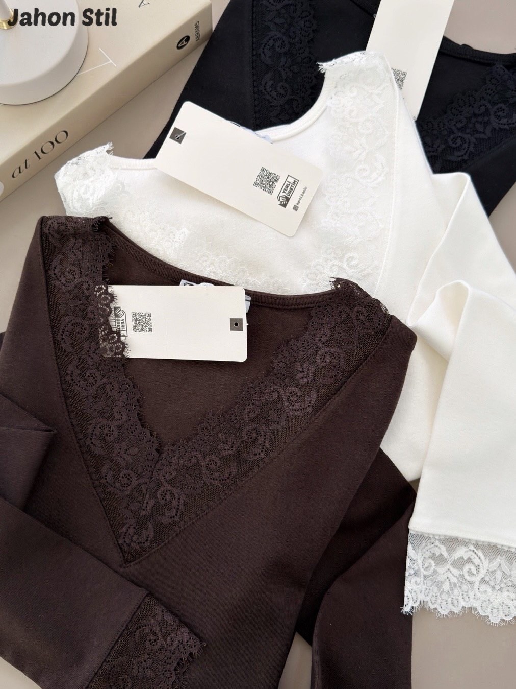 лонгслив pieces barbera черный,лонгслив с кружевом женский,джемпер женский кружевной,черный облегающий топ в рубчик с v-образным вырезом с кружевной отделкой,футболка с кружевной отделкой