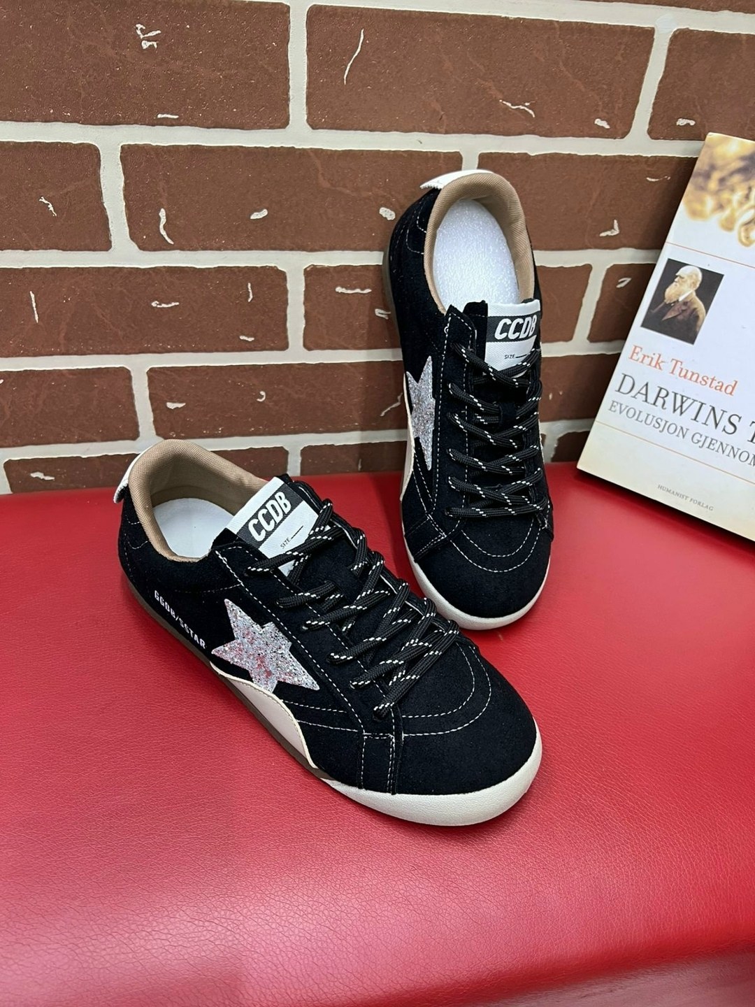 замшевые низкие кеды ballstar с аппликацией в виде звезд golden goose черный,замшевые кроссовки ball star golden goose черный,кеды golden goose,кроссовки golden goose,