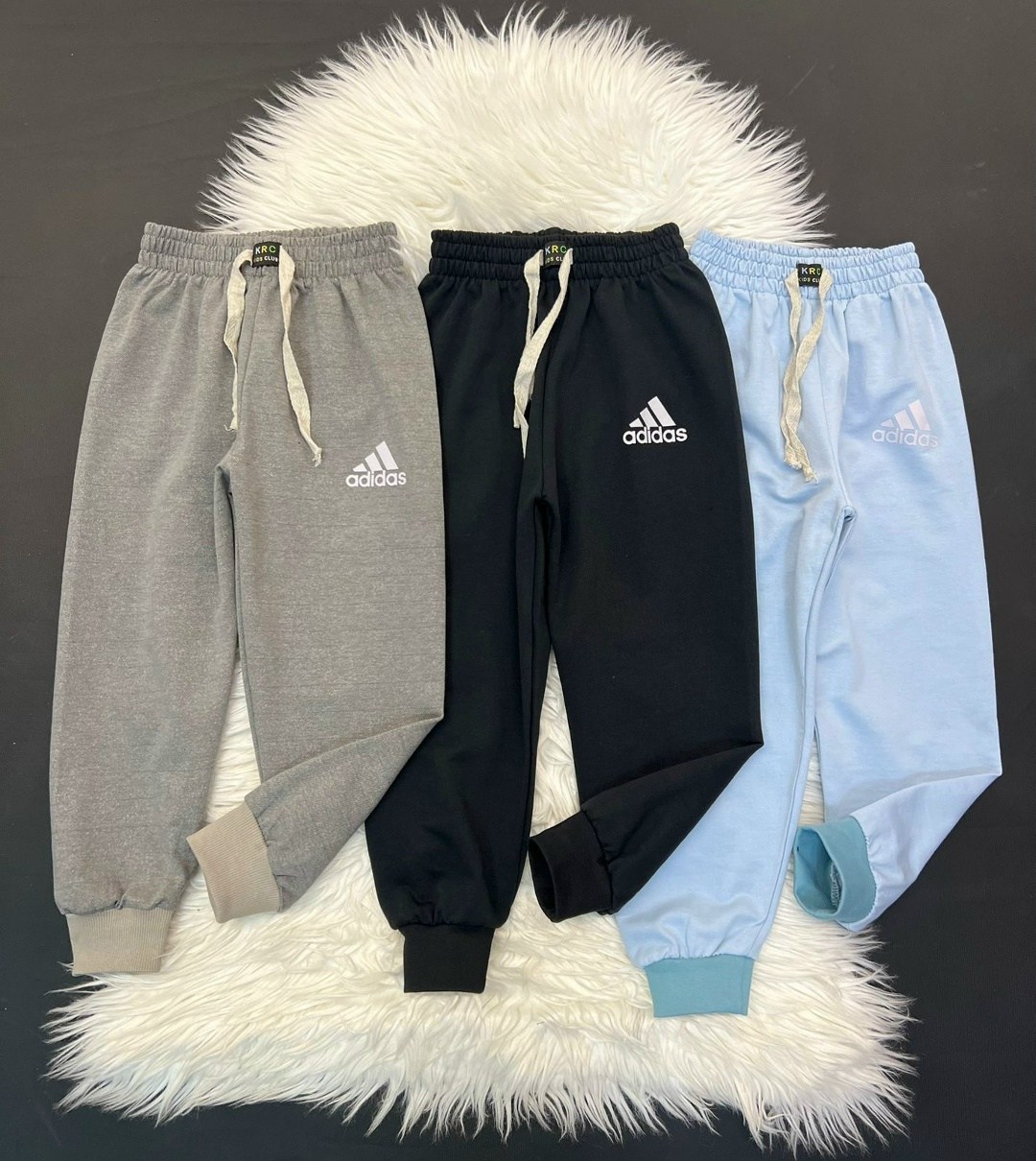 спортивные брюки свободного кроя adidas, зеленый,брюки спортивные adidas,спортивные штаны adidas,спортивные штаны на флисе женские,спортивные штаны