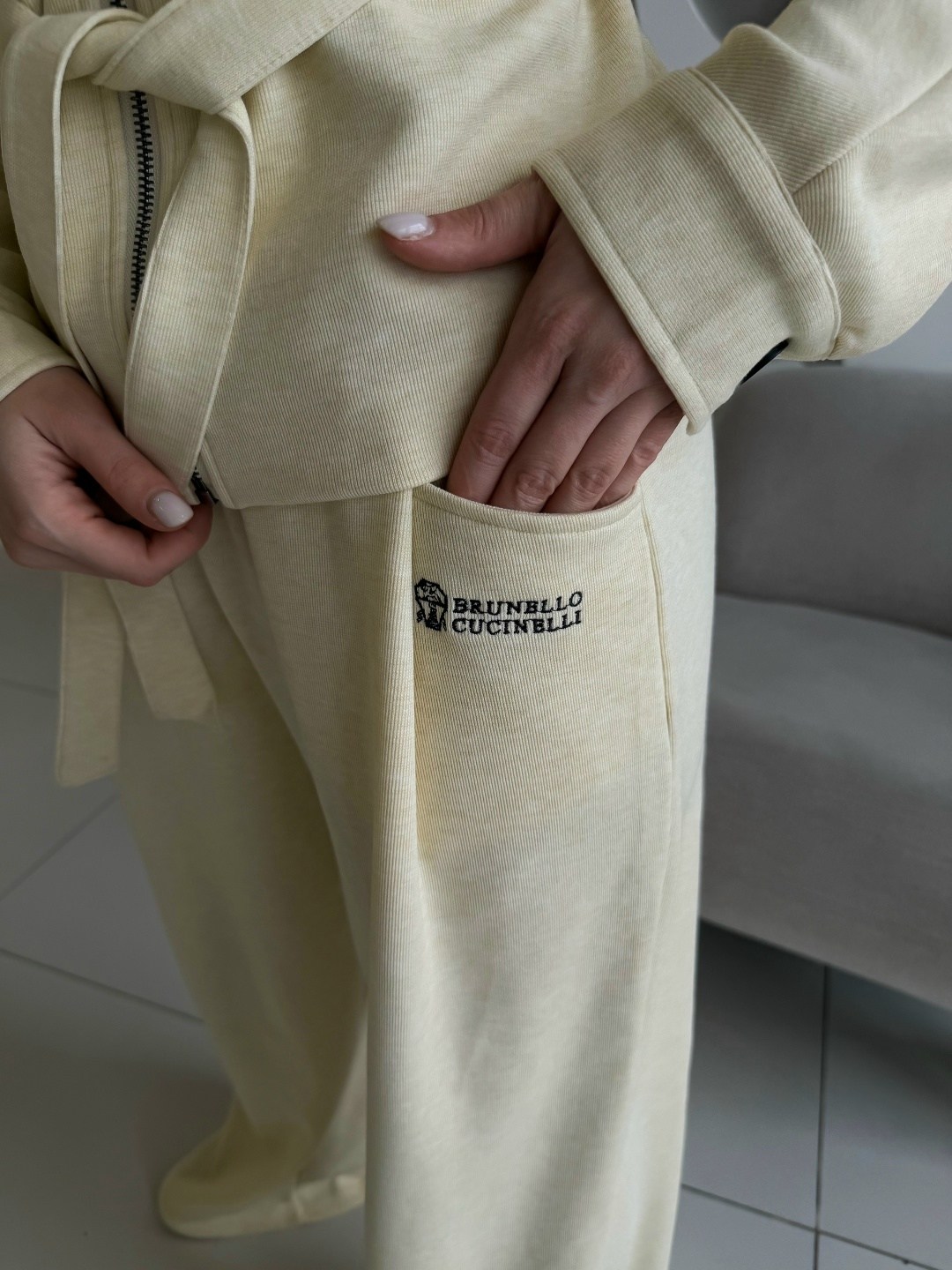 бежевый костюм,брючный костюм,женский костюм,теплый костюм,костюм трикотажный