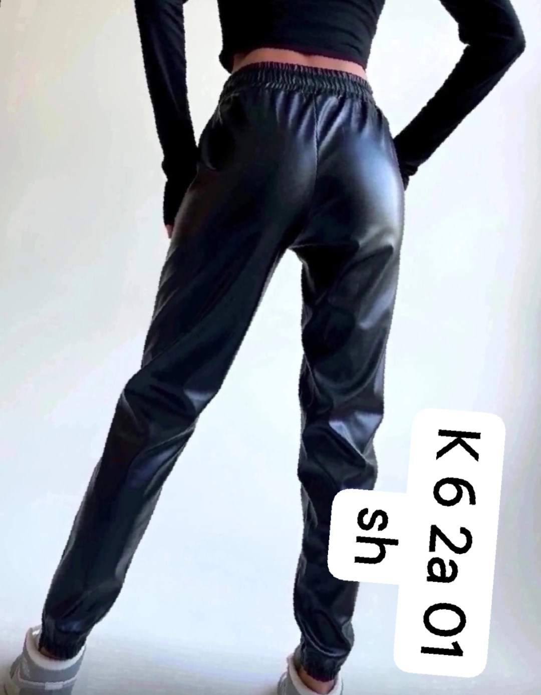 брюки кожаные,брюки из экокожи спортивные на резинке moliza,утепленные брюки из экокожи,кожаные брюки экокожа джоггеры,брюки эко кожа монари
