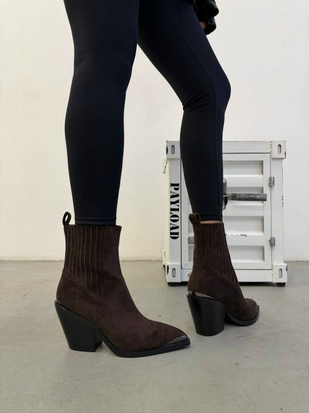 ,ботинки казаки замшевые демисезонные на каблуке коричневые,ботильоны казаки,женская ,ботильоны казаки из натуральной замши araz