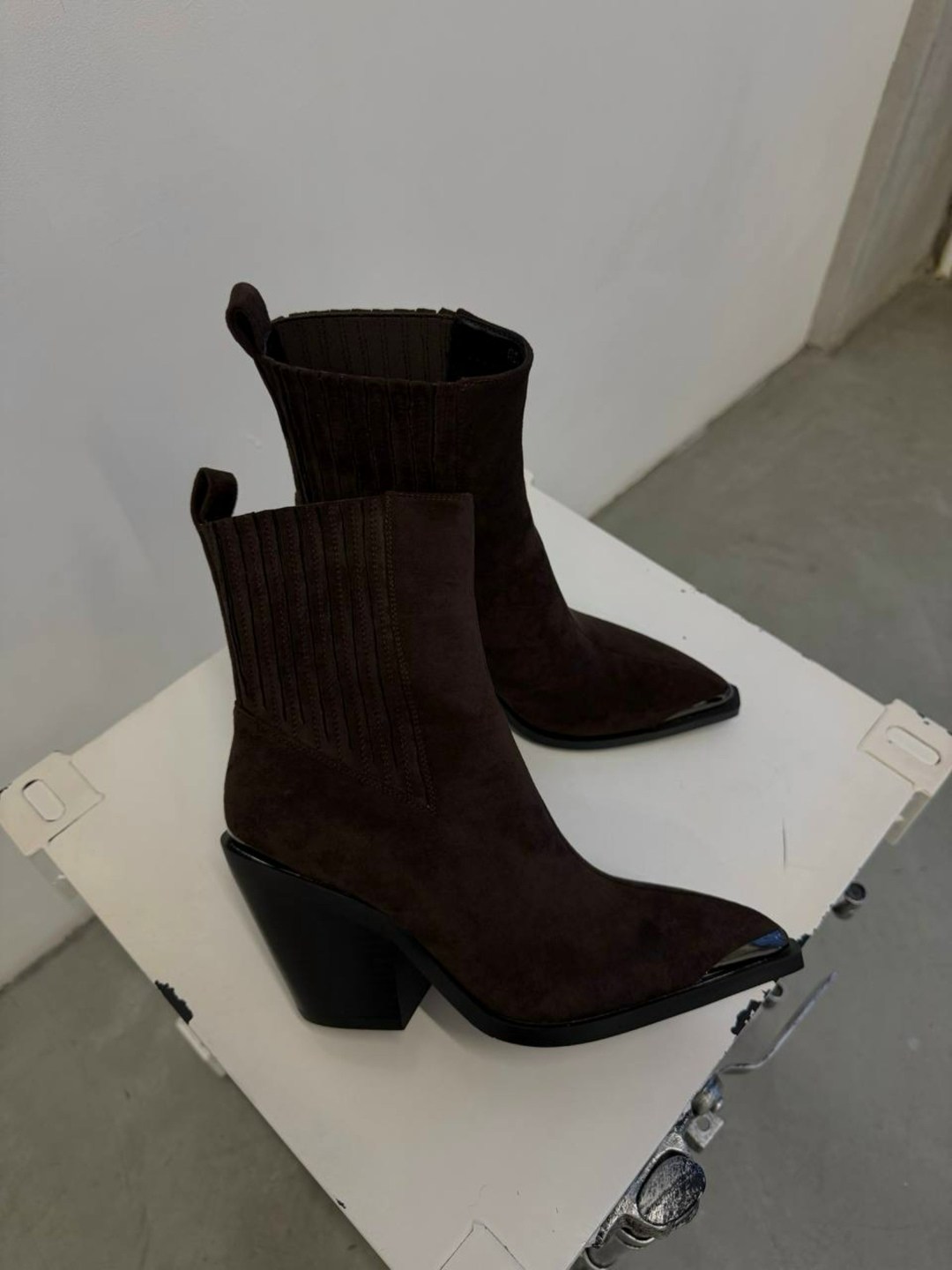 ,ботинки казаки замшевые демисезонные на каблуке коричневые,ботильоны казаки,женская ,ботильоны казаки из натуральной замши araz