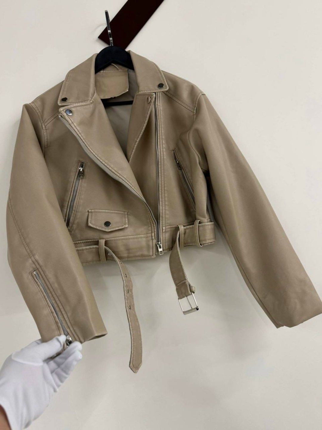 косуха кожаная куртка оверсайз queen sophie,косуха кожаная женская бежевого цвета,косуха кожаная куртка экокожа оверсайз,косуха куртка из эко-кожи в стиле оверсайз,косуха кожаная куртка экокожа оверса