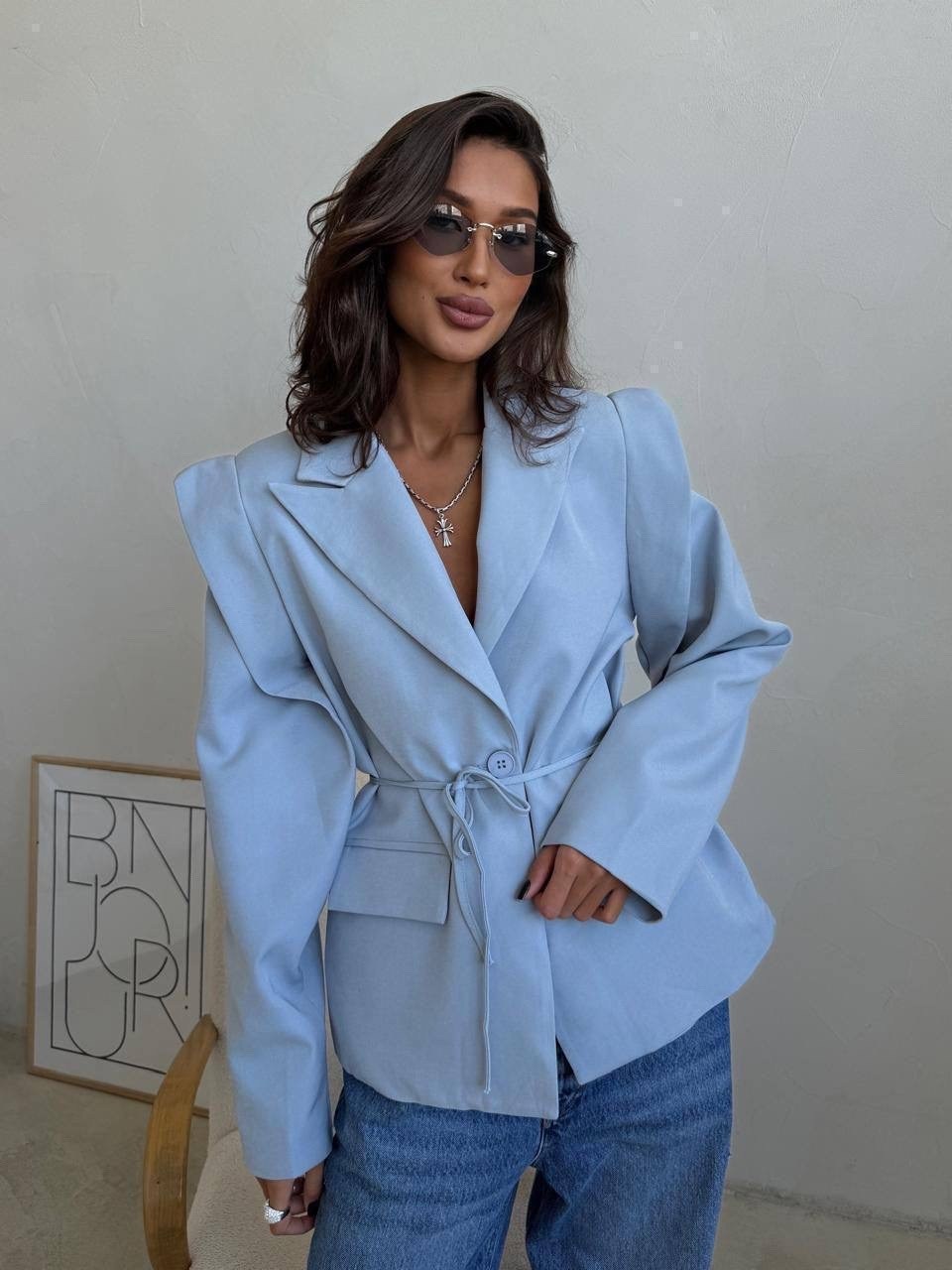 пиджак с поясом,пиджак оверсайз с объемными рукавами gn sister collection,пиджак оверсайз с шалевым воротом голубого цвета,стильный жакет,женские пиджаки