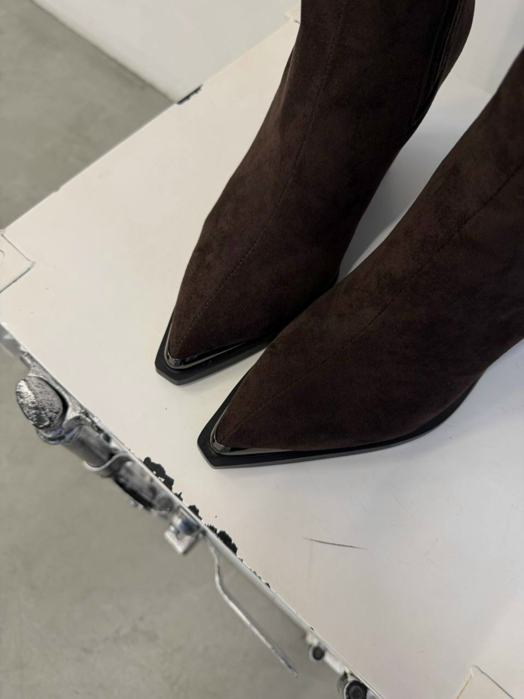 ,ботинки казаки замшевые демисезонные на каблуке коричневые,ботильоны казаки,женская ,ботильоны казаки из натуральной замши araz